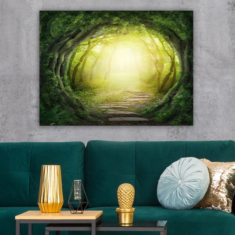 Canvas taulu 70x100 cm - Maaginen metsäpolku, jonka valo loistaa puiden vihreyden läpi - Vihreä / Vaaleankeltainen - Sisustustuotteet - Taulu & taide - Canvas-taulu