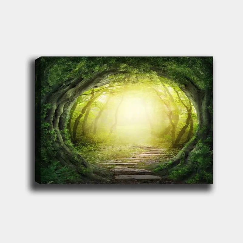 Canvas taulu 70x100 cm - Maaginen metsäpolku, jonka valo loistaa puiden vihreyden läpi, Vihreä / Vaaleankeltainen