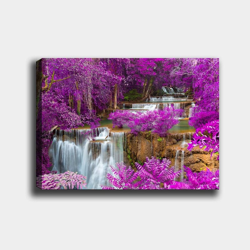 Canvas taulu 70x100 cm - Maaginen vesiputousmaisema, jota ympäröivät violetit kukat ja vehreys, Violetti / Vihreä / Valkoinen