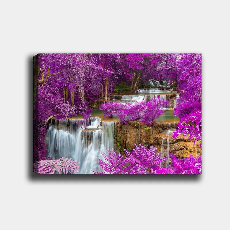Canvas taulu 70x100 cm - Maaginen vesiputousmaisema, jota ympäröivät violetit kukat ja vehreys, Violetti / Vihreä / Valkoinen