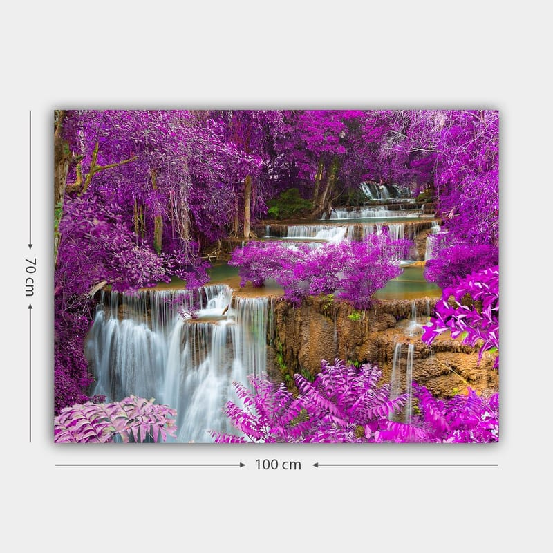 Canvas taulu 70x100 cm - Maaginen vesiputousmaisema, jota ympäröivät violetit kukat ja vehreys - Violetti / Vihreä / Valkoinen - Sisustustuotteet - Taulu & taide - Canvas-taulu