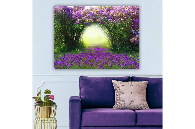 Canvas taulu 70x100 cm - Maaginen puutarha violeteilla kukilla, jotka johtavat kirkkaaseen vehreään tunneliin, Violetti / Vihreä / Keltainen
