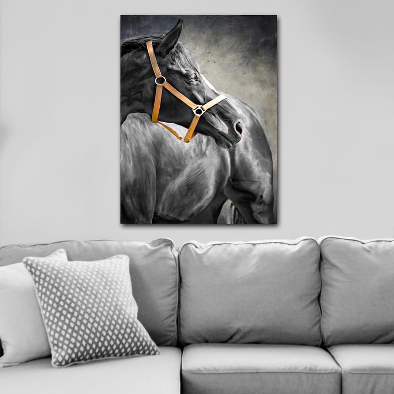 Canvas taulu 70x100 cm - Majesteettinen hevonen ruskeilla suitsilla, jotka vangitsevat katsojan huomion - Musta / Ruskea / Harmaa - Sisustustuotteet - Taulu & taide - Canvas-taulu