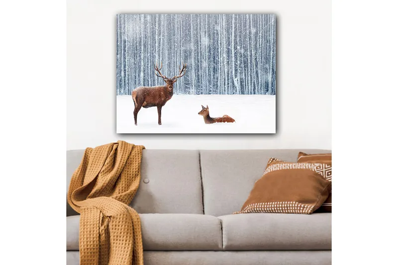 Canvas taulu 70x100 cm - Majesteettinen hirvi ja peura lumisessa metsäympäristössä - Ruskea / Valkoinen / Harmaa - Sisustustuotteet - Taulu & taide - Canvas-taulu