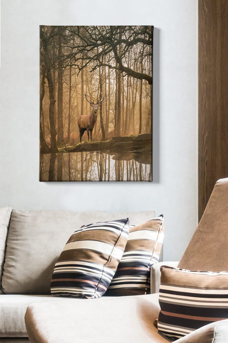 Canvas taulu 70x100 cm - Majesteettinen hirvi seisoo peilimäisen järven rannalla sumuisten metsien ympäröimänä - Ruskea / Kulta / Vihreä - Sisustustuotteet - Taulu & taide - Canvas-taulu