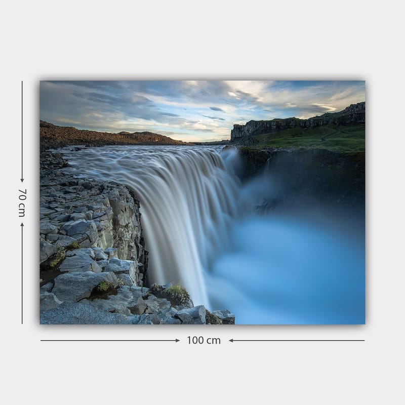 Canvas taulu 70x100 cm - Majesteettinen vesiputous virtaa kallioiden yli luonnonkauniissa ympäristössä - Sininen / Harmaa / Valkoinen - Sisustustuotteet - Taulu & taide - Canvas-taulu