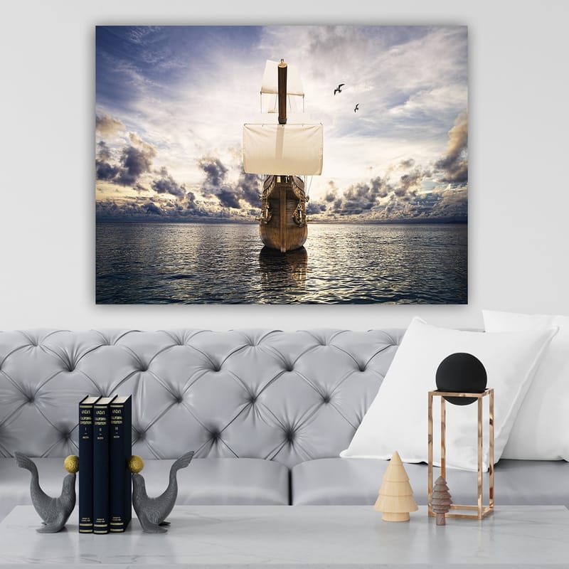Canvas taulu 70x100 cm - Majesteettinen purjelaiva navigoi tyynillä vesillä dramaattisen taivaan alla - Ruskea / Valkoinen / Sininen - Sisustustuotteet - Taulu & taide - Canvas-taulu