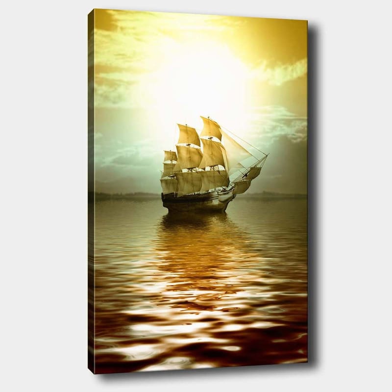 Canvas taulu 70x100 cm - Majesteettinen purjelaiva liitää peilimäisellä pinnalla kultaisessa valossa, Kulta / Ruskea / Beige