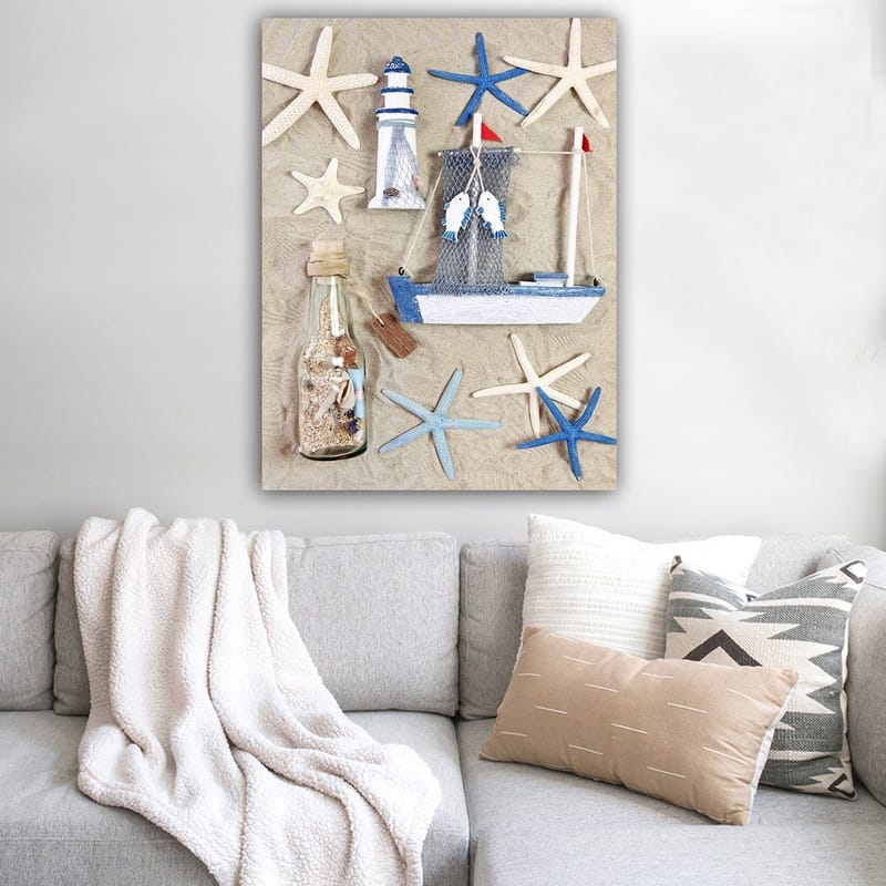 Canvas taulu 70x100 cm - Merellinen sommitelma veneellä, majakalla ja meritähdellä - Sininen / Valkoinen / Beige - Sisustustuotteet - Taulu & taide - Canvas-taulu