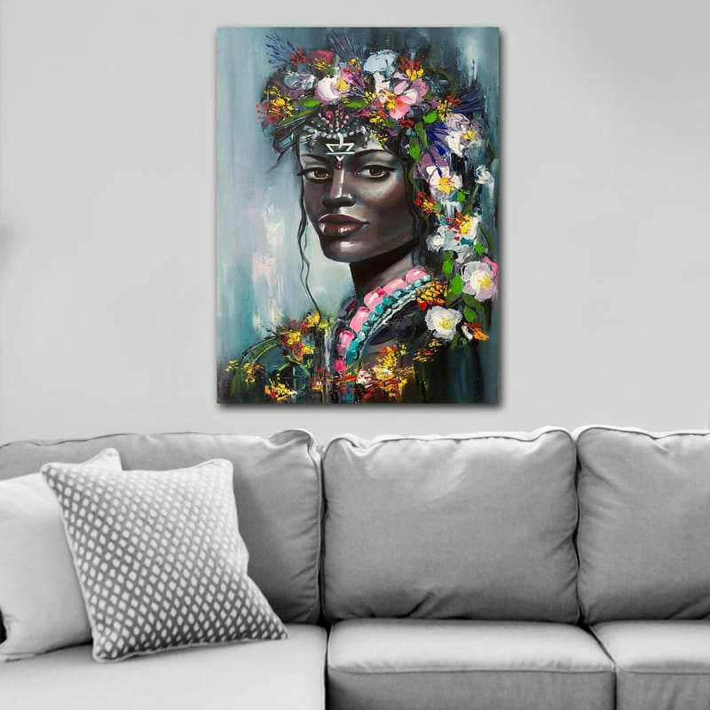 Canvas taulu 70x100 cm - Muotokuva naisesta, jolla on kukkia hiuksissaan ja salaperäinen ilme - Musta / Vaaleanpunainen / Vihreä - Sisustustuotteet - Taulu & taide - Canvas-taulu