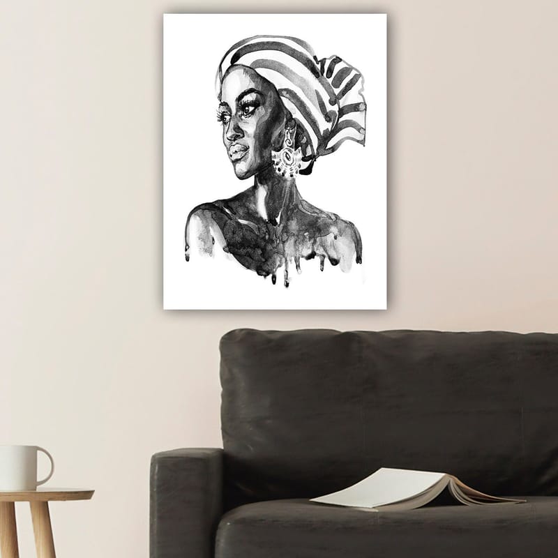 Canvas taulu 70x100 cm - Muotokuva naisesta kuviollisessa huivissa ja eleganteissa koruissa - Musta / Valkoinen - Sisustustuotteet - Taulu & taide - Canvas-taulu