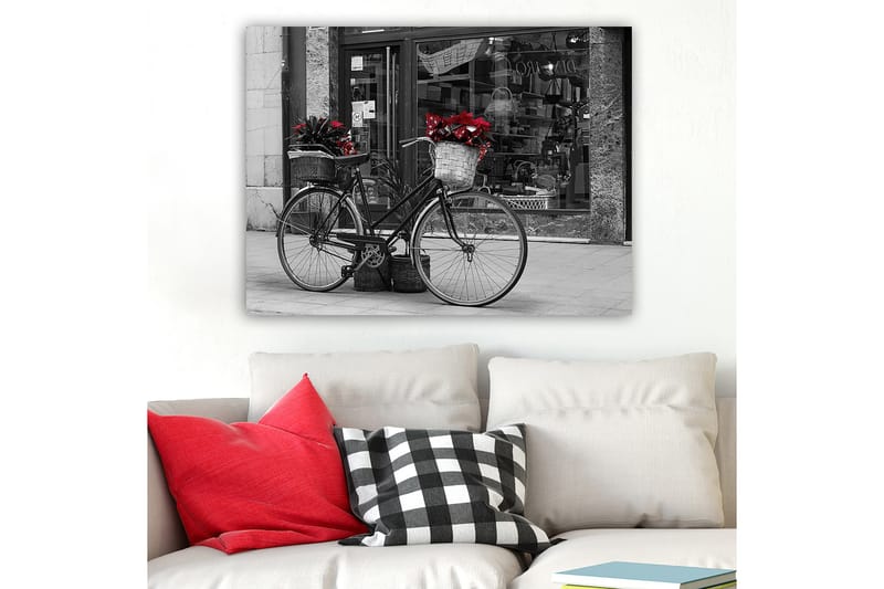 Canvas taulu 70x100 cm - Musta polkupyörä ja kukat koreissa kadulla, Punainen / Musta / Harmaa