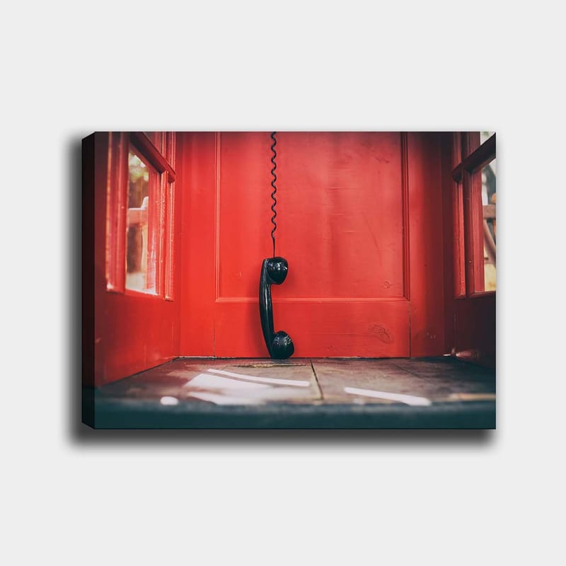 Canvas taulu 70x100 cm - Musta puhelin punaisessa puhelinkopissa, Punainen / Musta