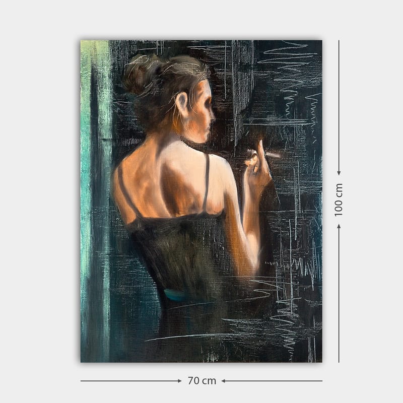 Canvas taulu 70x100 cm - Mustapukuinen nainen seisoo selkä katsojaan päin ja pitelee savuketta - Tummansininen / Beige / Musta - Sisustustuotteet - Taulu & taide - Canvas-taulu
