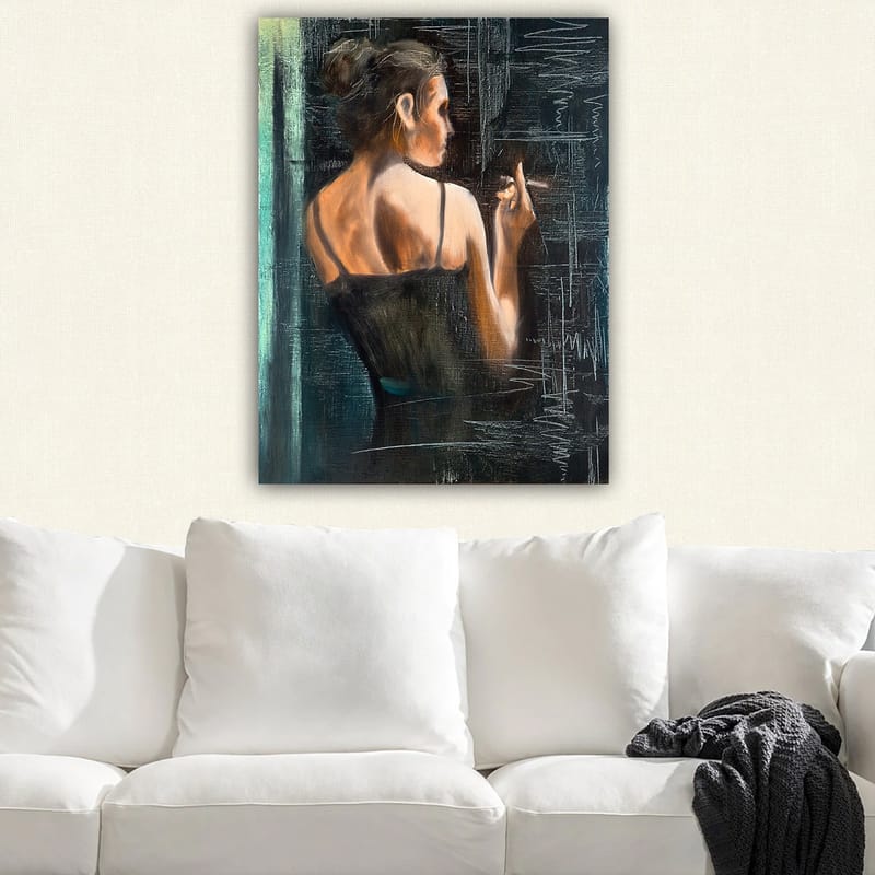 Canvas taulu 70x100 cm - Mustapukuinen nainen seisoo selkä katsojaan päin ja pitelee savuketta - Tummansininen / Beige / Musta - Sisustustuotteet - Taulu & taide - Canvas-taulu