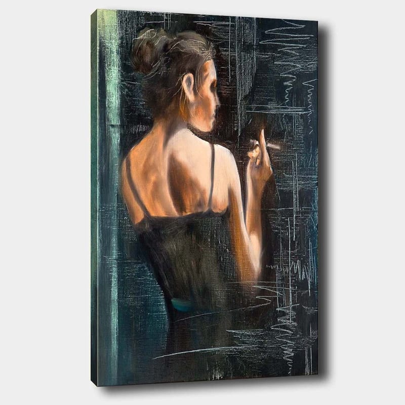 Canvas taulu 70x100 cm - Mustapukuinen nainen seisoo selkä katsojaan päin ja pitelee savuketta, Tummansininen / Beige / Musta