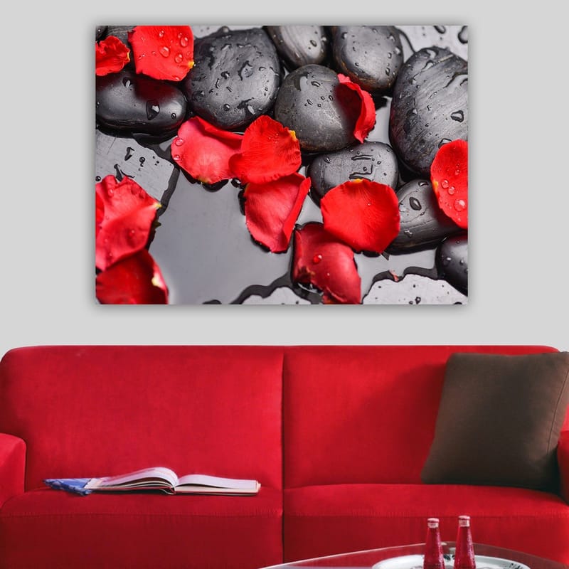 Canvas taulu 70x100 cm - Mustat kivet, joita ympäröivät punaiset ruusun terälehdet peilimäisellä pinnalla - Musta / Punainen - Sisustustuotteet - Taulu & taide - Canvas-taulu