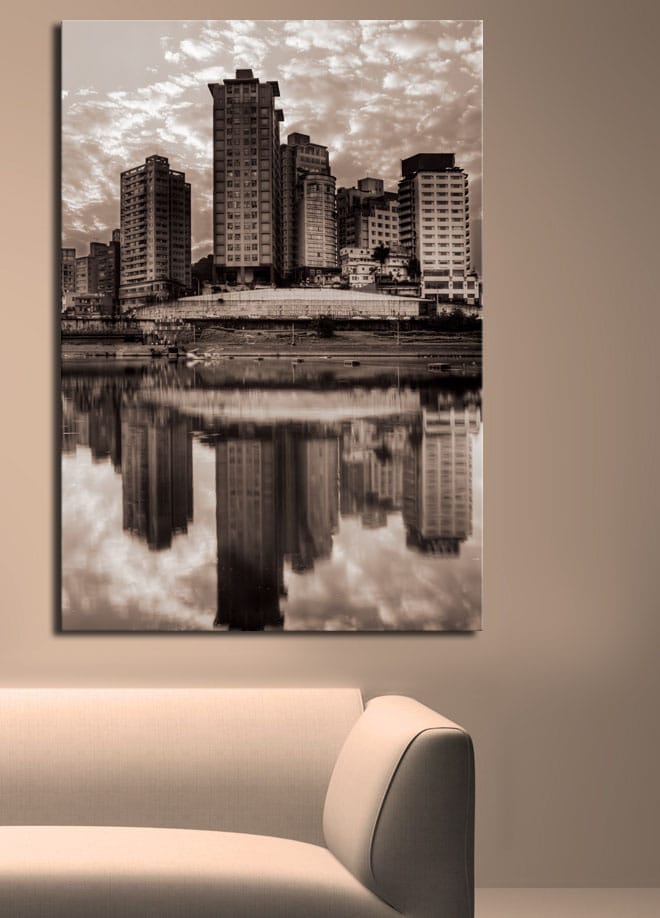 Canvas taulu 70x100 cm - Mustavalkoinen kaupunkisiluetti, jossa korkeat rakennukset heijastuvat veteen - Musta / Valkoinen / Harmaa - Sisustustuotteet - Taulu & taide - Canvas-taulu