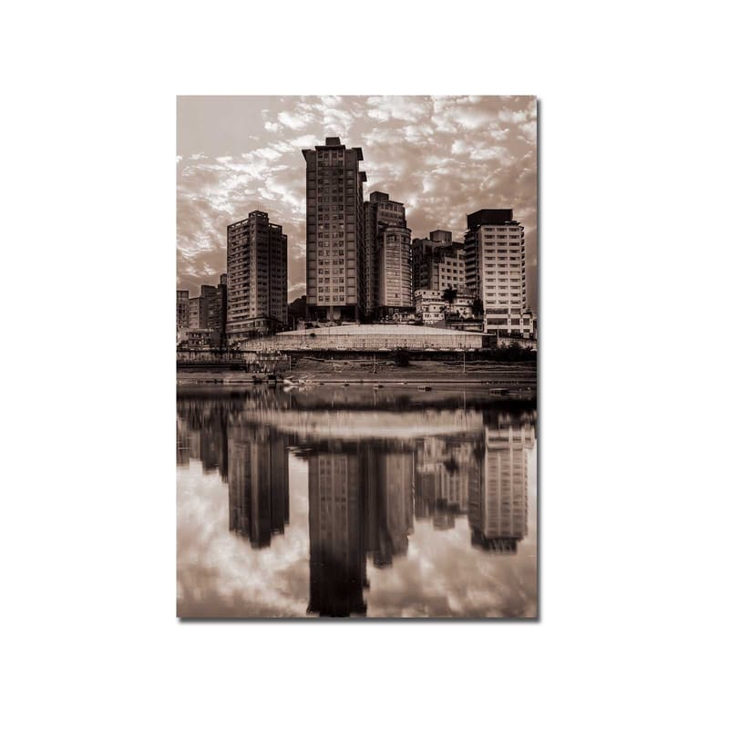 Canvas taulu 70x100 cm - Mustavalkoinen kaupunkisiluetti, jossa korkeat rakennukset heijastuvat veteen - Musta / Valkoinen / Harmaa - Sisustustuotteet - Taulu & taide - Canvas-taulu
