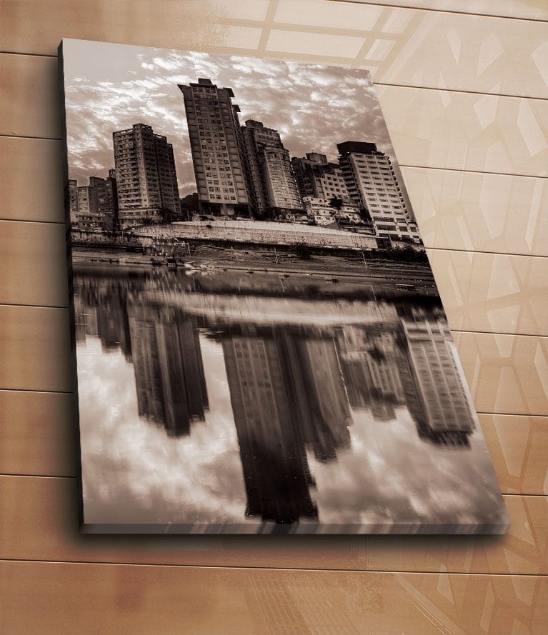 Canvas taulu 70x100 cm - Mustavalkoinen kaupunkisiluetti, jossa korkeat rakennukset heijastuvat veteen - Musta / Valkoinen / Harmaa - Sisustustuotteet - Taulu & taide - Canvas-taulu