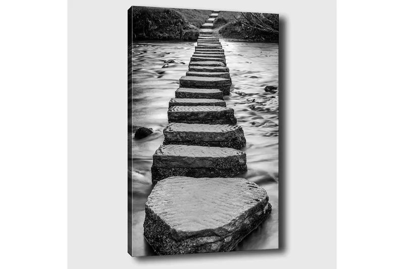 Canvas taulu 70x100 cm - Mustavalkoinen kuva kivistä, jotka muodostavat polun veden pinnalla - Musta / Valkoinen / Harmaa - Sisustustuotteet - Taulu & taide - Canvas-taulu