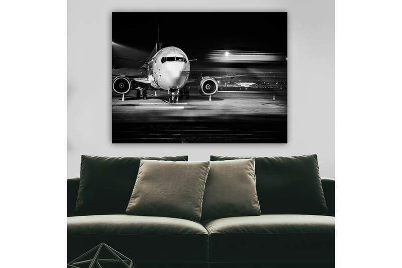 Canvas taulu 70x100 cm - Mustavalkoinen kuva lentokoneesta lentokentällä yöllä, Musta / Valkoinen / Harmaa