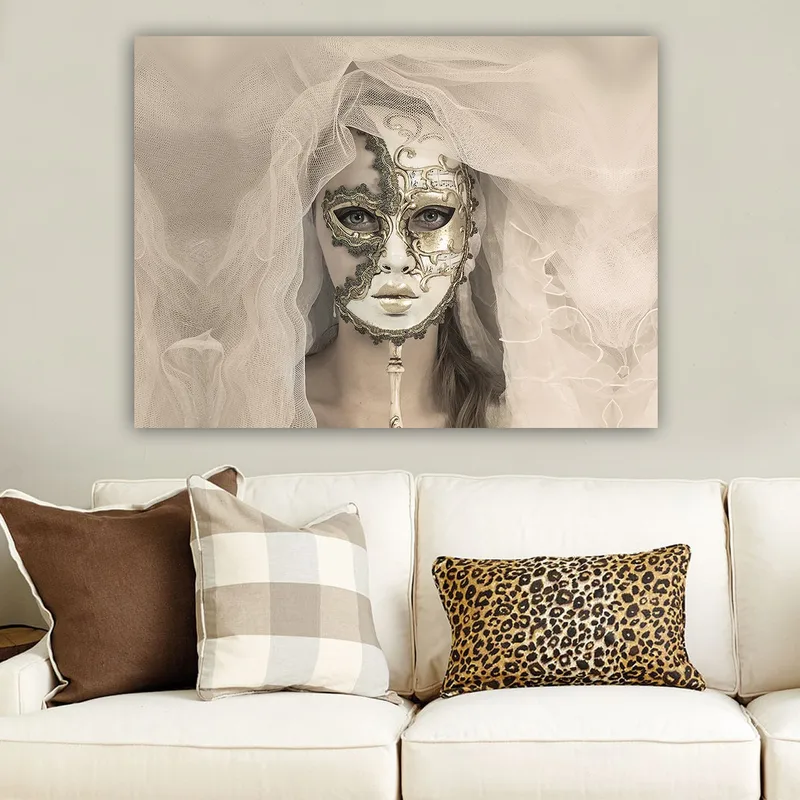 Canvas taulu 70x100 cm - Mysteerinen nainen yksityiskohtaisen naamion ja hunnun kanssa luo unenomaisen tunnelman. - Valkoinen / Kulta / Musta - Sisustustuotteet - Taulu & taide - Canvas-taulu