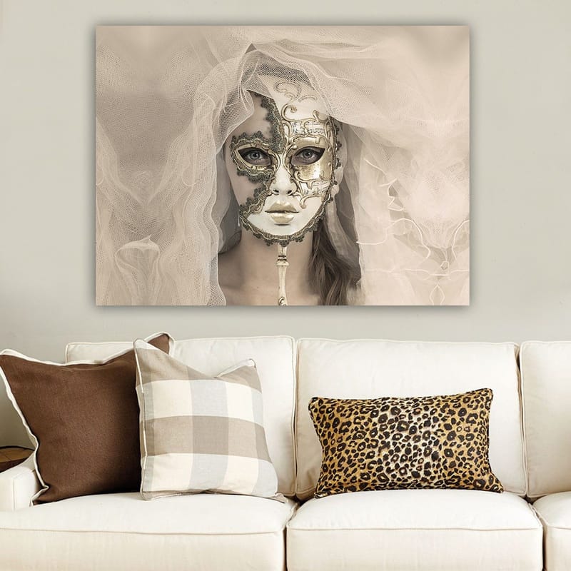 Canvas taulu 70x100 cm - Mysteerinen nainen yksityiskohtaisen naamion ja hunnun kanssa luo unenomaisen tunnelman. - Valkoinen / Kulta / Musta - Sisustustuotteet - Taulu & taide - Canvas-taulu