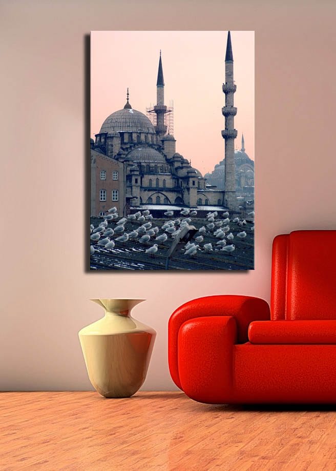 Canvas taulu 70x100 cm - Näkymä historiallisesta moskeijasta, jonka katolla istuu lintuja - Harmaa / Sininen / Beige - Sisustustuotteet - Taulu & taide - Canvas-taulu