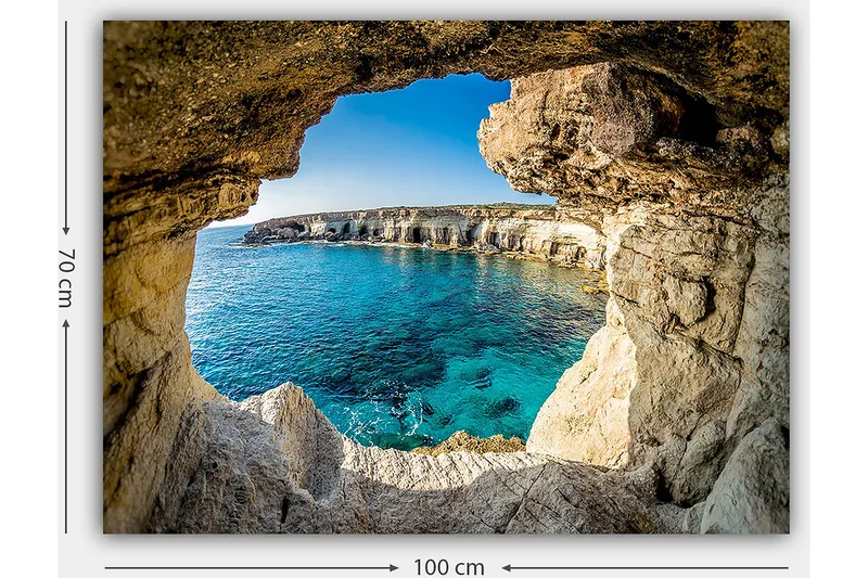 Canvas taulu 70x100 cm - Näkymä kallionkielekkeen läpi kohti kirkasta sinistä merenrantaa - Sininen / Beige / Valkoinen - Sisustustuotteet - Taulu & taide - Canvas-taulu