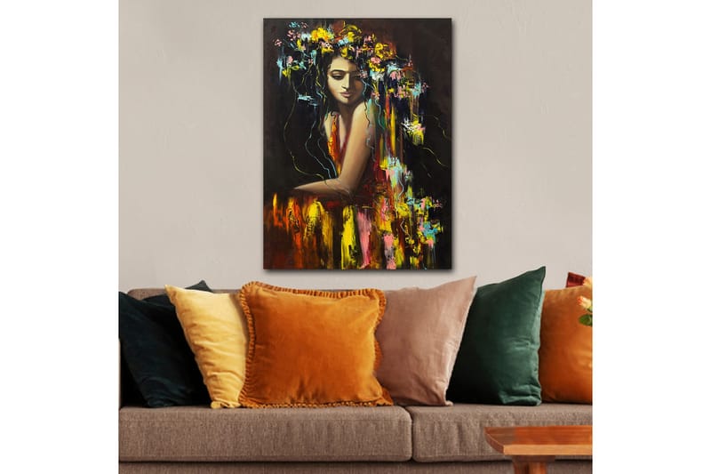Canvas taulu 70x100 cm - Nainen, jolla on kukkia hiuksissaan, säteilee mysteeriä ja kauneutta, Tummanpunainen / Keltainen / Vihreä