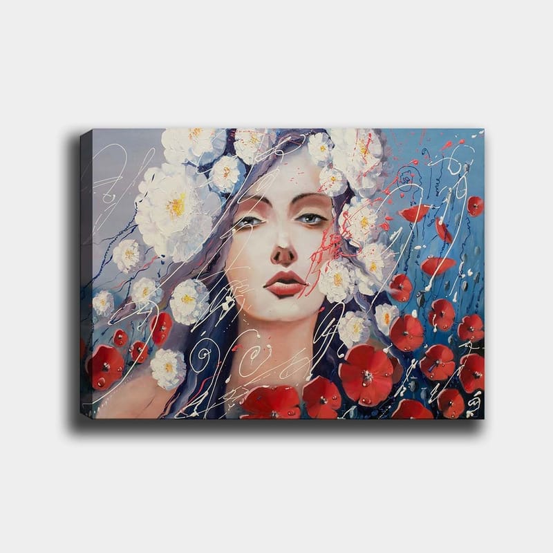 Canvas taulu 70x100 cm - Nainen, jolla on kukkia hiuksissaan, punaisten kukkien ja sinisen taustan ympäröimänä, Valkoinen / Punainen / Sininen