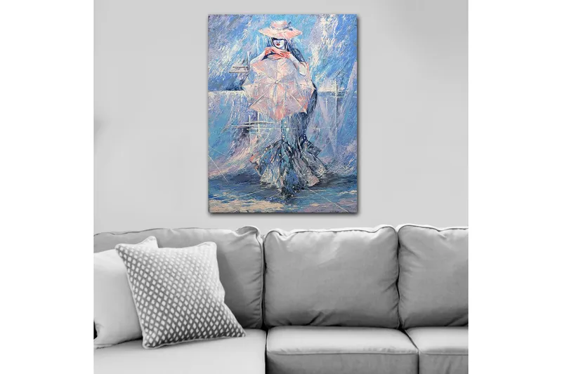 Canvas taulu 70x100 cm - Nainen aurinkovarjossa, pukeutuneena eleganttiin mekkoon, unenomaisen sinertävän taustan ympäröimänä, Sininen / Vaaleanpunainen / Valkoinen