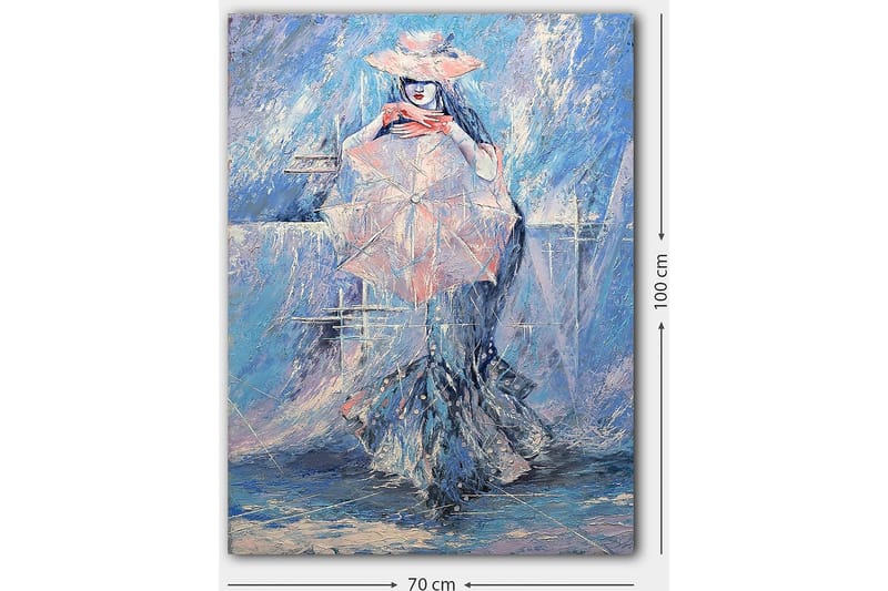 Canvas taulu 70x100 cm - Nainen aurinkovarjossa, pukeutuneena eleganttiin mekkoon, unenomaisen sinertävän taustan ympäröimänä - Sininen / Vaaleanpunainen / Valkoinen - Sisustustuotteet - Taulu & taide - Canvas-taulu