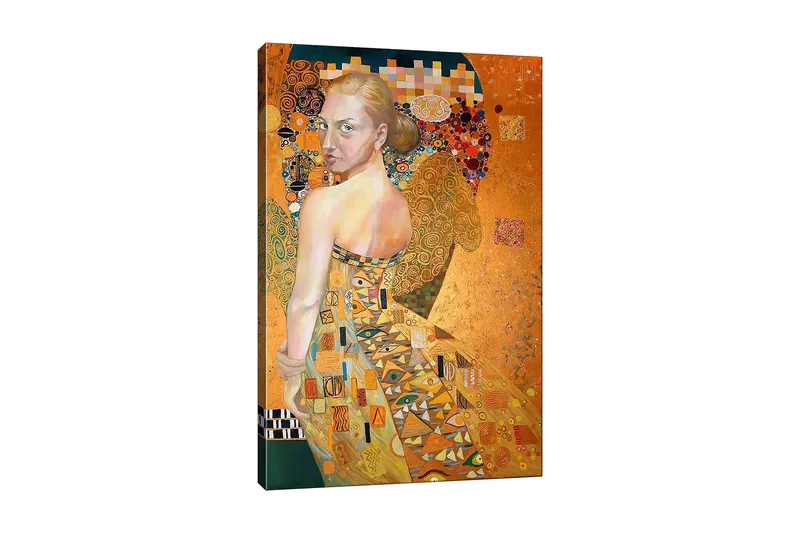 Canvas taulu 70x100 cm - Nainen elegantissa, monimutkaisissa kuvioissa olevassa mekossa kääntymässä ilmeikkäästi, Kulta / Oranssi / Beige
