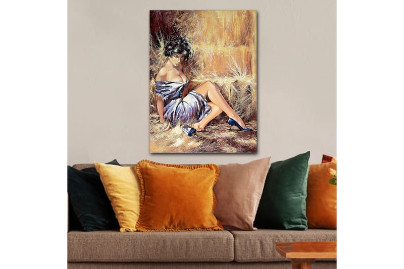 Canvas taulu 70x100 cm - Nainen elegantissa mekossa istuu rennosti ja itsevarmasti - Valkoinen / Ruskea / Sininen - Sisustustuotteet - Taulu & taide - Canvas-taulu