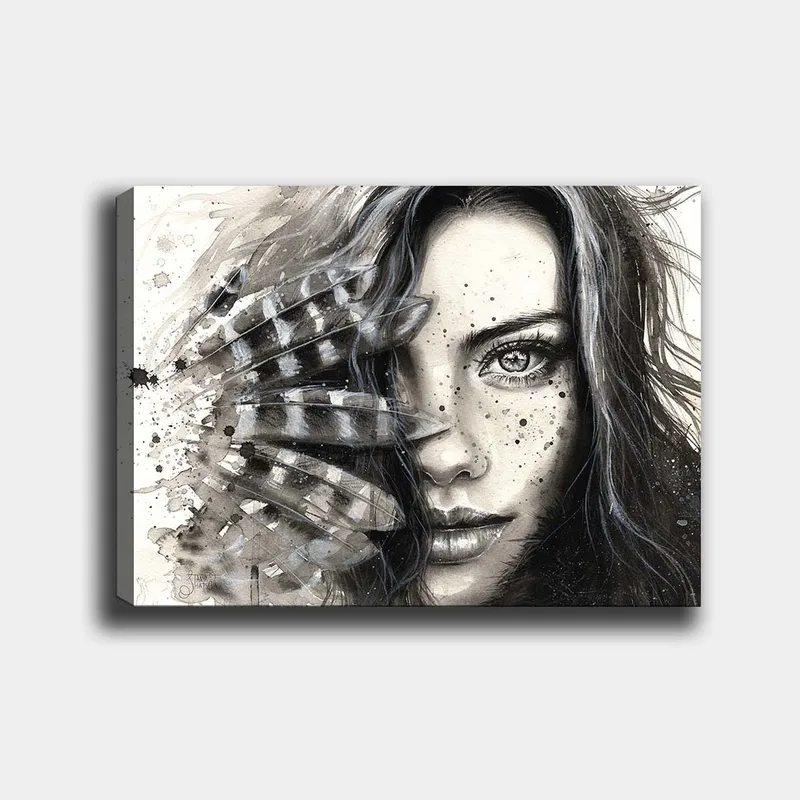 Canvas taulu 70x100 cm - Nainen intensiivisellä katseella, osittain höyhenten ja abstraktien kuvioiden peitossa, Musta / Harmaa / Valkoinen
