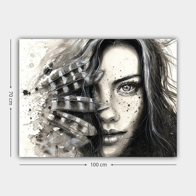 Canvas taulu 70x100 cm - Nainen intensiivisellä katseella, osittain höyhenten ja abstraktien kuvioiden peitossa - Musta / Harmaa / Valkoinen - Sisustustuotteet - Taulu & taide - Canvas-taulu