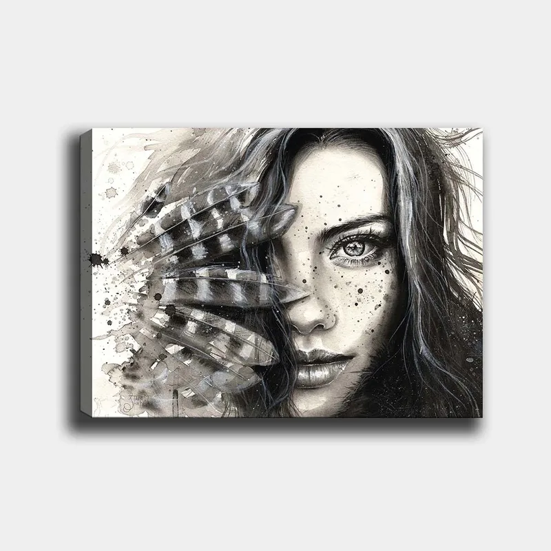 Canvas taulu 70x100 cm - Nainen intensiivisellä katseella, osittain höyhenten ja abstraktien kuvioiden peitossa, Musta / Harmaa / Valkoinen
