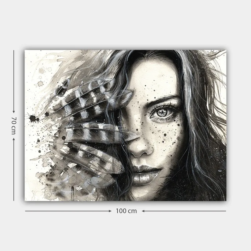 Canvas taulu 70x100 cm - Nainen intensiivisellä katseella, osittain höyhenten ja abstraktien kuvioiden peitossa - Musta / Harmaa / Valkoinen - Sisustustuotteet - Taulu & taide - Canvas-taulu
