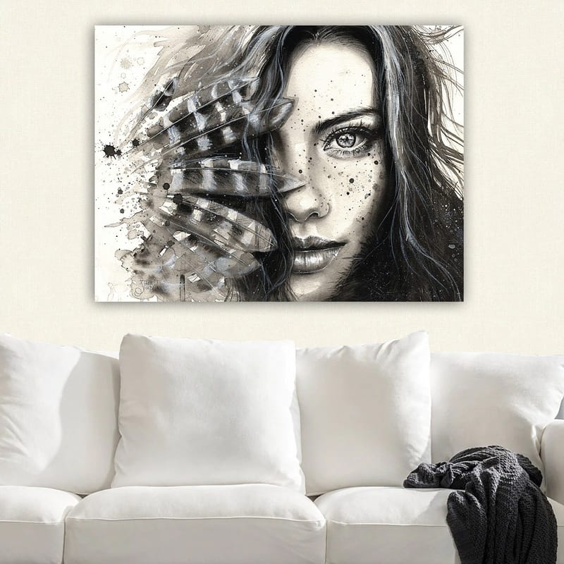 Canvas taulu 70x100 cm - Nainen intensiivisellä katseella, osittain höyhenten ja abstraktien kuvioiden peitossa - Musta / Harmaa / Valkoinen - Sisustustuotteet - Taulu & taide - Canvas-taulu