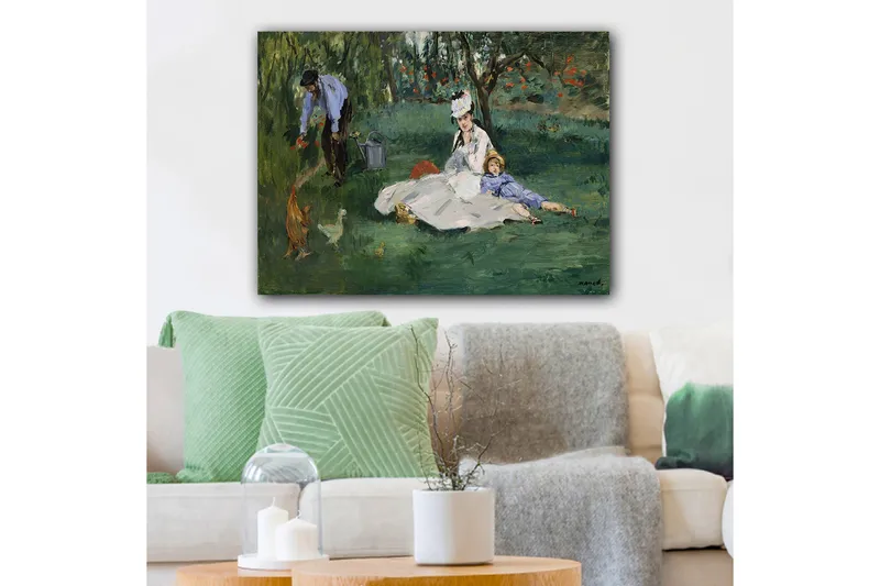 Canvas taulu 70x100 cm - Nainen ja lapsi istuvat nurmikolla miehen kastellessa kukkia puutarhassa, Vihreä / Sininen / Valkoinen