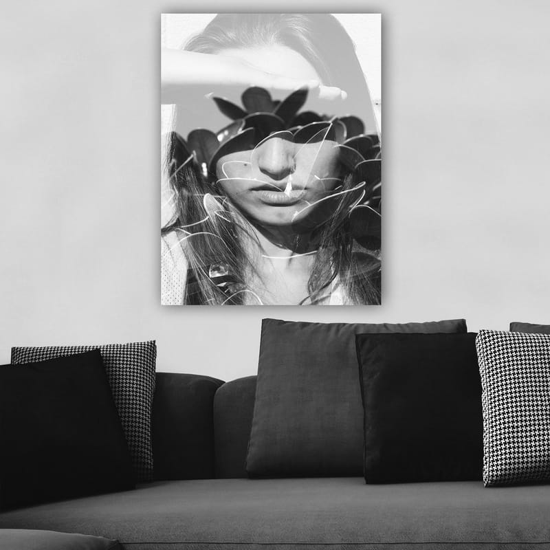 Canvas taulu 70x100 cm - Nainen käsi otsallaan, tyyliteltyjen kasvimuotojen ympäröimänä - Musta / Valkoinen - Sisustustuotteet - Taulu & taide - Canvas-taulu