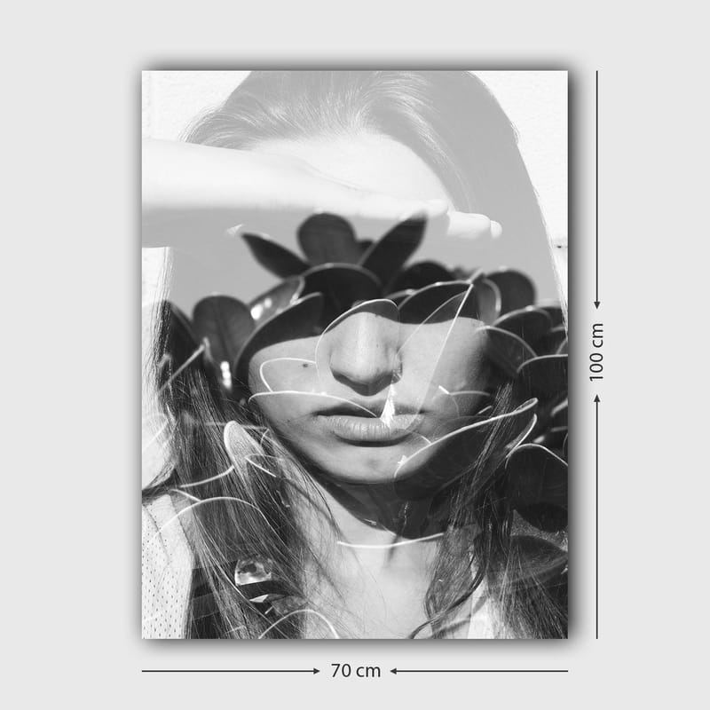 Canvas taulu 70x100 cm - Nainen käsi otsallaan, tyyliteltyjen kasvimuotojen ympäröimänä - Musta / Valkoinen - Sisustustuotteet - Taulu & taide - Canvas-taulu