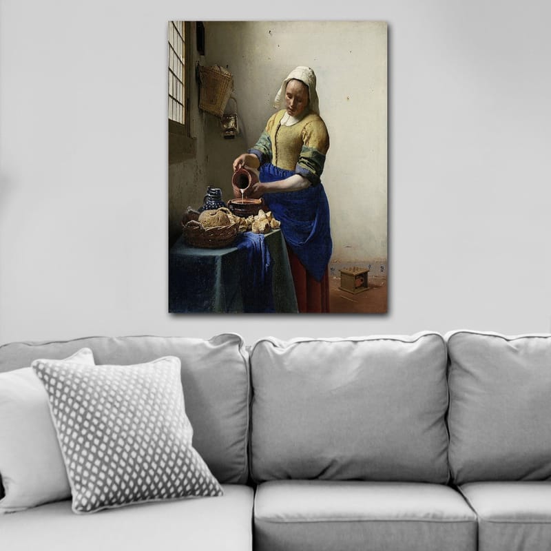 Canvas taulu 70x100 cm - Nainen kaatamassa maitoa kulhoon kirkkaassa keittiössä - Sininen / Keltainen / Ruskea - Sisustustuotteet - Taulu & taide - Canvas-taulu