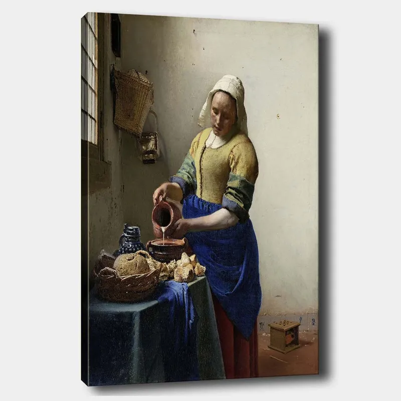 Canvas taulu 70x100 cm - Nainen kaatamassa maitoa kulhoon kirkkaassa keittiössä, Sininen / Keltainen / Ruskea