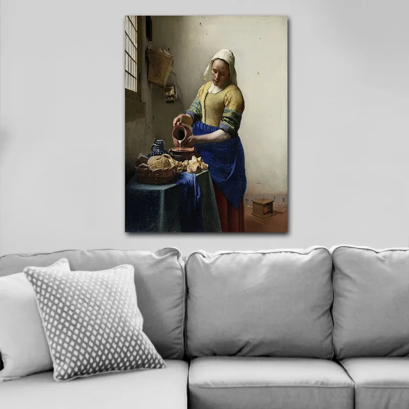 Canvas taulu 70x100 cm - Nainen kaatamassa maitoa kulhoon kirkkaassa keittiössä - Sininen / Keltainen / Ruskea - Sisustustuotteet - Taulu & taide - Canvas-taulu