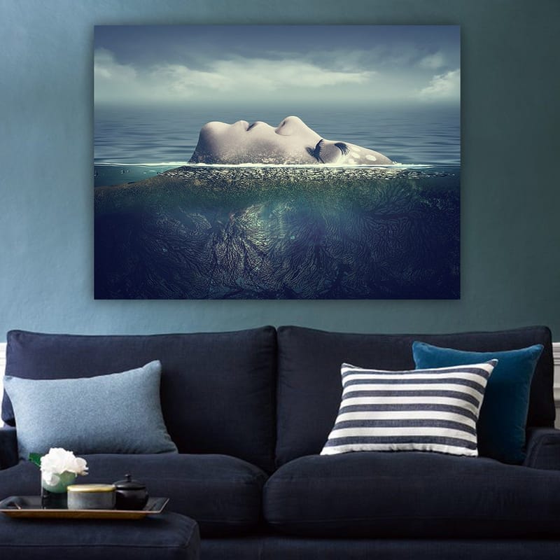 Canvas taulu 70x100 cm - Nainen kelluu veden pinnalla unelmoivan rauhallisessa tunnelmassa - Sininen / Vihreä / Beige - Sisustustuotteet - Taulu & taide - Canvas-taulu