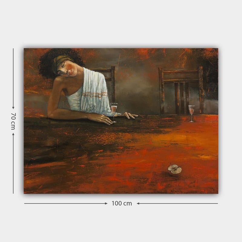 Canvas taulu 70x100 cm - Nainen nojaa rennosti pöydän ääreen lasi kädessään, hillityn lämpimän tunnelman ympäröimänä - Tummanpunainen / Ruskea / Beige - Sisustustuotteet - Taulu & taide - Canvas-taulu