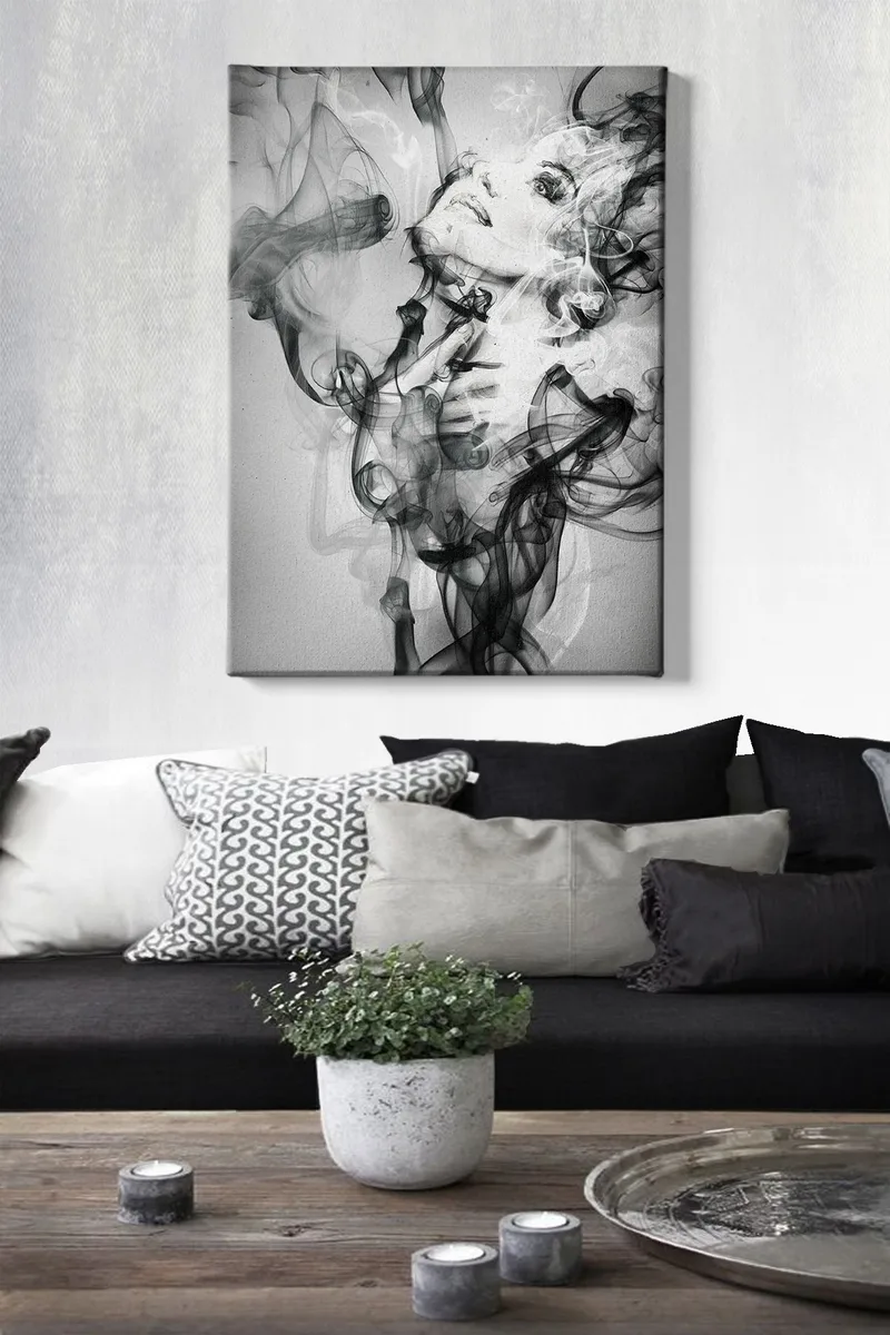 Canvas taulu 70x100 cm - Nainen nousee kelluvista savumuodostelmista - Musta / Harmaa / Valkoinen - Sisustustuotteet - Taulu & taide - Canvas-taulu